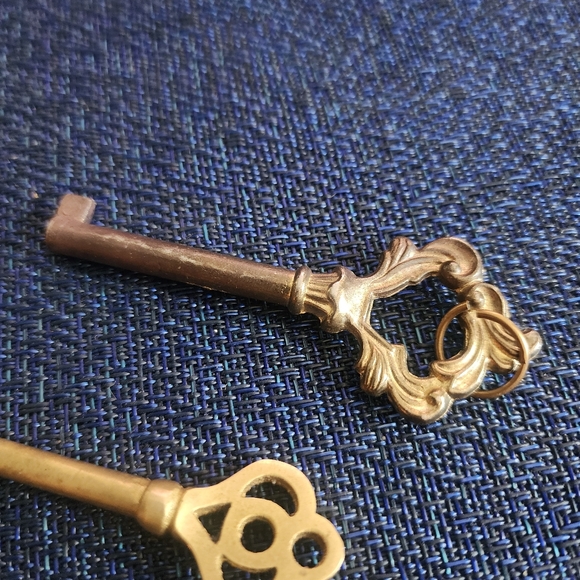 Vintage Pair Of 2 Gold Brass Ornate Skeleton Keys Art Nouveau - Picture 3 of 8